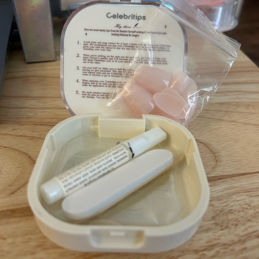 Celebritips Almond Light Pink Press-On Nails Kit